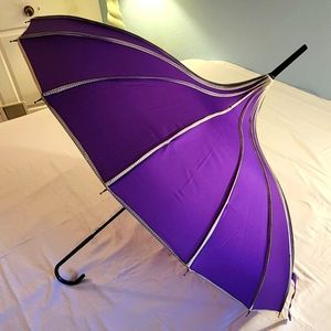 Pagoda Umbrella Parasol Fashion Rain gear Gothic with Polkadot trim